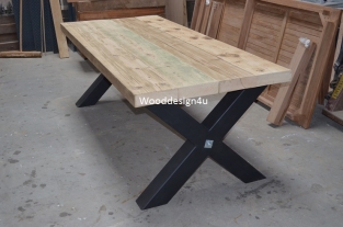 Tafel met gekruiste stalen poten